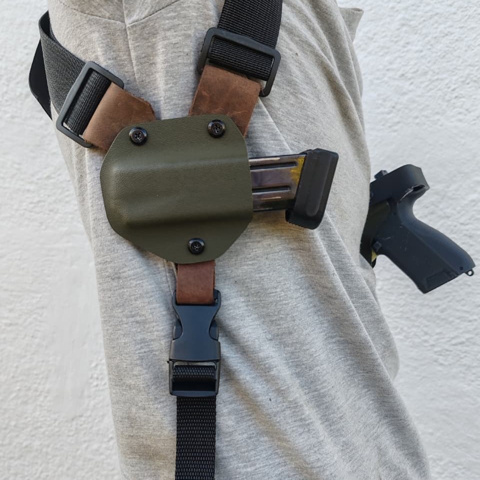 Shoulder rig magazine carrier side